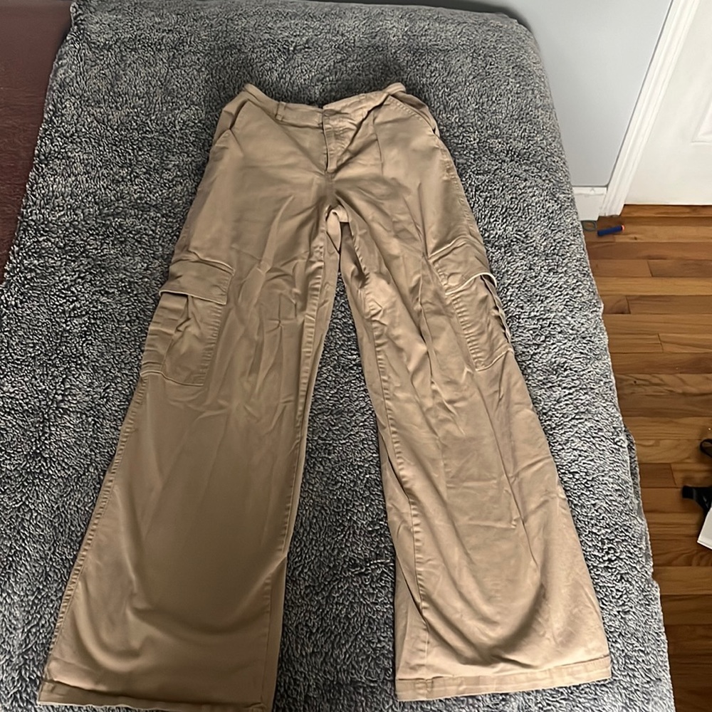 Cargo wide leg mid rise pant. Tan color. Forever 21
